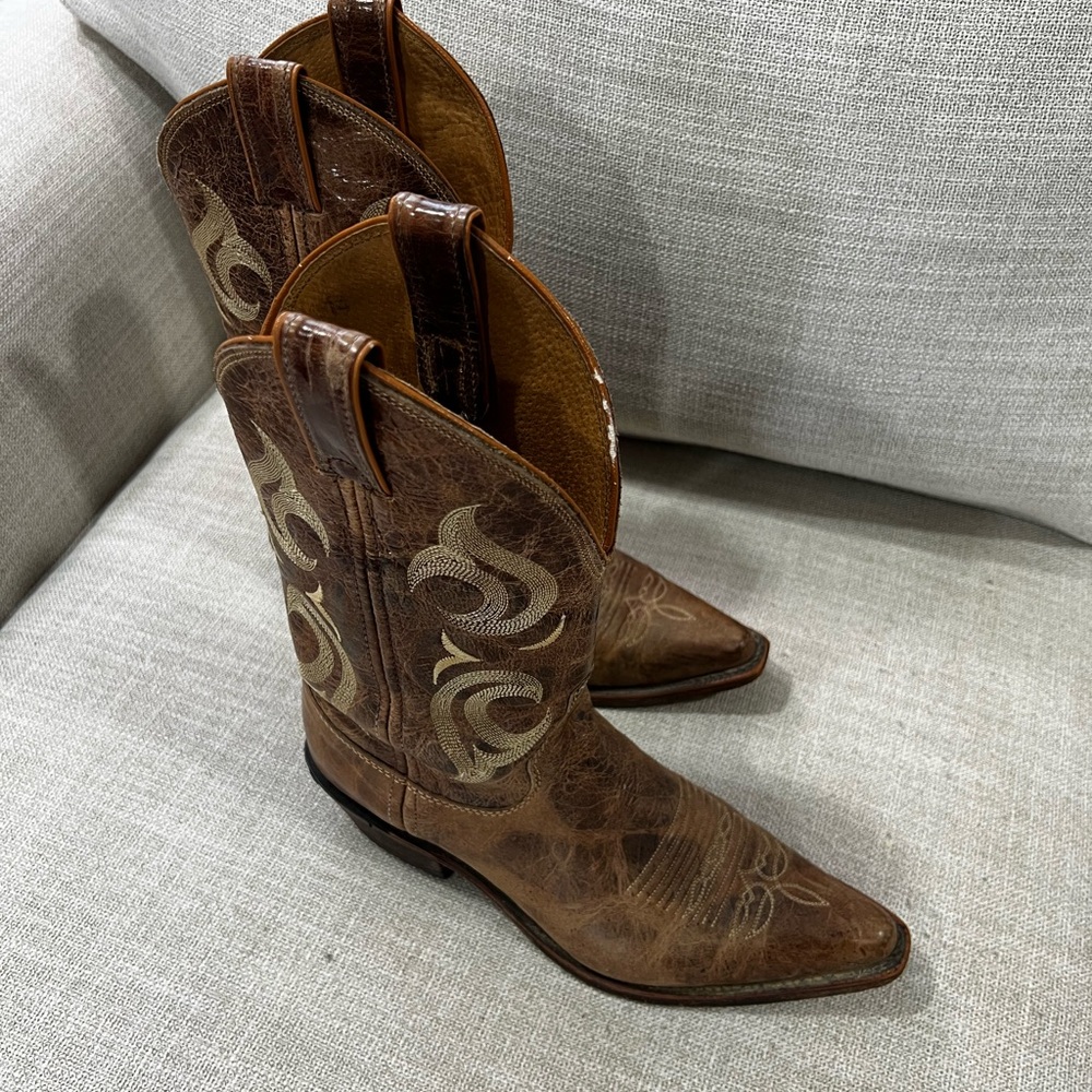 Justin Boots Distressed Brown Western Boots - Picture 2 of 7